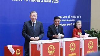 Tổng Bí thư Tô Lâm bỏ phiếu bầu cử tại Khu vực bỏ phiếu số 02 phường Ba Đình, thành phố Hà Nội.