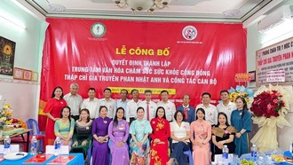 Lãnh đạo Viện Phát triển văn hóa và chăm sóc sức khỏe cộng đồng chụp ảnh cùng tập thể Trung tâm Văn hóa chăm sóc sức khỏe cộng đồng Thập chỉ gia truyền Phan Nhật Anh