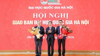 Giám đốc ĐHQGHN chúc mừng nguyên Hiệu trưởng Furuta Motoo và tân Hiệu trưởng Nguyễn Hoàng Oanh (phải).