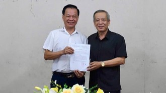 Nghệ sĩ Ưu tú Lê Như Hải (bên phải), Chủ tịch Hội Liên hiệp Văn học Nghệ thuật thành phố trao quyết định chuẩn y ông Nguyễn Đức Nghĩa giữ chức Chủ tịch Hội Nhiếp ảnh Hải Phòng. (Ảnh: Báo Hải Phòng).