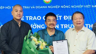 Ông Nguyễn Duy Lượng (bên phải) - Phó Chủ tịch thường trực và ông Nguyễn Tường Minh - Phó Tổng thư ký Hiệp hội Trang trại và Doanh nghiệp Nông nghiệp Việt Nam trao quyết định bổ nhiệm cho nhà báo Vũ Tiến.