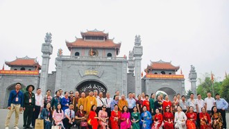 Đoàn công tác đã có chuyến hành hương ý nghĩa về Đất Tổ
