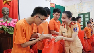 Bà Nguyễn Thị Hồng Nhung trao quà cho các em học sinh của trường PTCS dân lập dạy trẻ câm điếc Hà Nội. (Ảnh: Đỗ Phú)