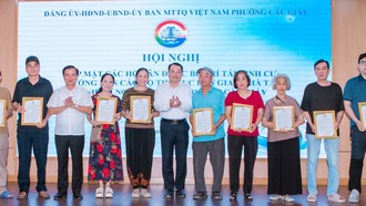 Ông Nguyễn Việt Trung, Đảng ủy viên, Giám đốc Ban Quản lý dự án Đầu tư - Hạ tầng phường Cầu Giấy trao thư cảm ơn cho các hộ gia đình đã đồng thuận, tự nguyện bàn giao mặt bằng