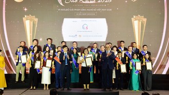 Bà Quách Thị Thúy Hà - Phó Giám đốc Trung tâm Phát triển sản phẩm, Khối Ngân hàng Bán lẻ đại diện VietinBank nhận Giải thưởng Sao Khuê 2026. 