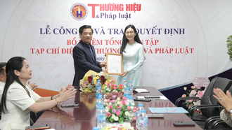 Nhà báo Khổng Nhung nhận quyết định bổ nhiệm Tổng biên tập Tạp chí điện tử Thương hiệu và Pháp luật. Ảnh: TH&PL