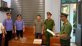 Cơ quan An ninh điều tra Công an tỉnh Quảng Trị đọc lệnh bắt tạm giam đối với ông Nguyễn Văn Đông. Ảnh: VKSND tỉnh Quảng Trị