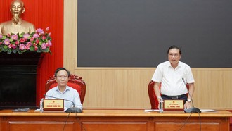 Đồng chí Lê Hồng Vinh, Phó Bí thư Tỉnh ủy, Chủ tịch UBND tỉnh và đồng chí Hoàng Xuân Tân, Phó Chủ tịch UBND tỉnh chủ trì buổi làm việc. (Ảnh: Đặng Hà)