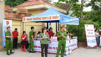 Từ sáng sớm, cán bộ, chiến sĩ Công an xã Lệ Thủy đã có mặt tại khu vực cổng trường để tiếp sức mùa thi. (Ảnh: Hoàng Anh)