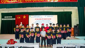 18 tân cử nhân hạnh phúc nhận tấm bằng của trường Đại học Đà Nẵng 