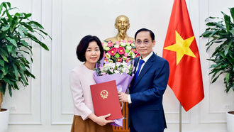 Bộ trưởng Ngoại giao Lê Hoài Trung trao quyết định bổ nhiệm và chúc mừng đồng chí Hoàng Thị Thanh Nga giữ chức Vụ trưởng Vụ các Tổ chức quốc tế.
