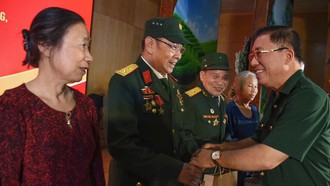 Ông Nguyễn Tuấn Anh, Phó Chủ nhiệm Ủy ban Công tác Đại biểu Quốc hội khóa XV trao quà cho các gia đình có công nhân ngày Thương binh liệt sĩ 27/7
