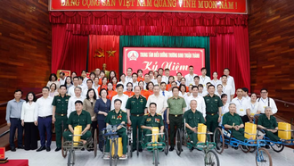 Tổng Bí thư, Chủ tịch nước Tô Lâm và đại biểu với các cán bộ và thương binh, bệnh binh tại Trung tâm Điều dưỡng thương binh Thuận Thành. (Ảnh: Thống Nhất/TTXVN)