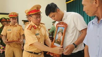 Lãnh đạo phòng Cảnh sát giao thông Công an tỉnh Quảng Trị trao tặng di ảnh liệt sĩ Nguyễn Văn Thi cho thân nhân gia đình.