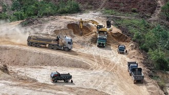 Xe đầu kéo biển kiểm soát 75H-039.37, kéo theo rơ moóc biển kiểm soát 75RM-011.17 bốc hàng vượt quá chiều cao thành thùng, đang di chuyển ra ngoài. (Ảnh: Hoàng Anh)