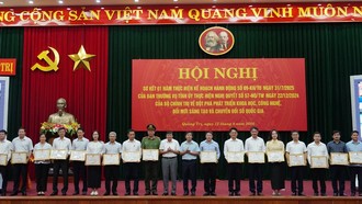 Lãnh đạo tỉnh Quảng Trị tặng Bằng khen cho các cá nhân có thành tích xuất sắc trong thực hiện Nghị quyết 57-NQ/TW về đột phá phát triển khoa học, công nghệ, đổi mới sáng tạo và chuyển đổi số quốc gia.