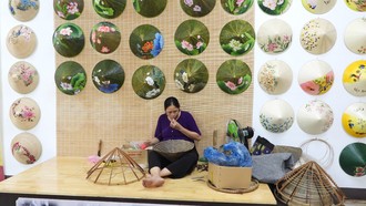 Không gian giới thiệu nghề thủ công truyền thống tại Huế, nơi các giá trị văn hóa được gìn giữ và trao truyền. (Ảnh: Hoàng Anh)