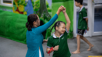 Cô Hướng cùng các con trong tiết mục múa mở màn Lễ Vu Lan “Điều con muốn nói”.