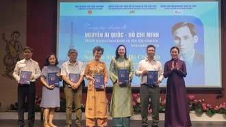Bà Nguyễn Thị Phượng, Giám đốc Khu Di tích Chủ tịch Hồ Chí Minh tại Phủ Chủ tịch, trao tặng cuốn sách “Nguyễn Ái Quốc – Hồ Chí Minh với nước Pháp” tại Trung tâm Văn hóa Việt Nam tại Pháp, trong chuỗi hoạt động tôn vinh Chủ tịch Hồ Chí Minh tại Paris, tháng 6/2026.