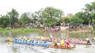 Thuyền bơi nam của thôn Văn Xá và Lộc Hạ vẫn tiếp tục thi đấu sau sự việc gây mất hình ảnh lễ hội. (Ảnh: Hoàng Anh)