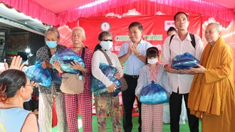 Hơn 700 phần quà ý nghĩa đã trao đến những người khiếm thị, người khuyết tật, người có hoàn cảnh khó khăn.