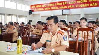 Cán bộ, chiến sĩ Phòng CSGT Công an TP. Huế tham gia buổi tập huấn.