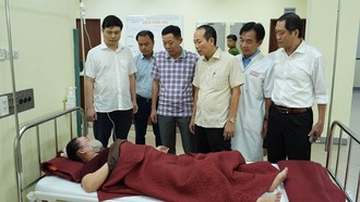 Lãnh đạo thành phố thăm hỏi, động viên công nhân Scavi Huế đang điều trị tại Bệnh viện Trung ương Huế cơ sở 2