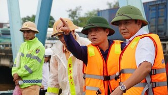 Quảng Trị: Khẩn trương xử lý 3 sà lan mắc kẹt tại cầu Mỹ Chánh