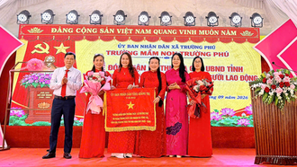 Lãnh đạo sở Giáo dục Quảng Trị và UBND xã Trường Phú trao cờ và tặng hoa chúc mừng tập thể trường mầm non Trường Phú.