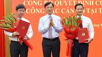 Ông Nguyễn Duy Ngọc, Ủy viên Bộ Chính trị, Bí thư Trung ương Đảng, Trưởng Ban Tổ chức Trung ương trao quyết định cho tân Bí thư Tỉnh ủy và tân Phó Bí thư Tỉnh ủy, Chủ tịch UBND tỉnh Quảng Trị.