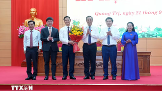 Thường trực HĐND tỉnh Quảng Trị tặng hoa chúc mừng Bí thư Tỉnh uỷ Quảng Trị Vương Quốc Tuấn (thứ 3 từ trái sang). (Ảnh: Tá Chuyên/TTXVN)