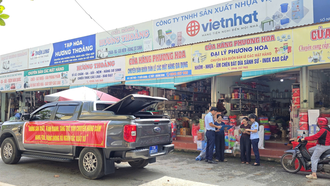 Đội Quản lý thị trường số 2, Chi cục Quản lý thị trường tỉnh Quảng Trị tổ chức tuyên truyền lưu động tại Chợ Tréo, xã Lệ Thủy.