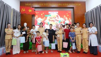 Hơn 50 phần quà đã được Hội Phụ nữ Phòng Cảnh sát Giao thông, Công an Hà Nội trao tận tay các em nhỏ có hoàn cảnh đặc biệt.