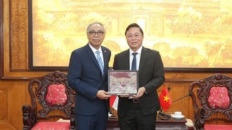 Chủ tịch UBND thành phố Huế Lê Trí Thanh trao quà lưu niệm cho Ông Adam Mulawarman Tugio, Đại sứ đặc mệnh toàn quyền Indonesia tại Việt Nam.