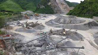 Hoạt động chế biến đá tại một mỏ khoáng sản trên địa bàn tỉnh Quảng Trị. (Ảnh: Hoàng Anh)