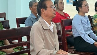 Bị cáo Hồ Khánh Phước, SN 1963, trú tại Tp. Huế (người mặc áo khoác) tại phiên toà xét xử.