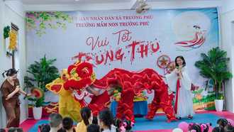 Tiết mục múa lân của các cô giáo tại điểm trường chính. (Ảnh: Trường MN Trường Phú)