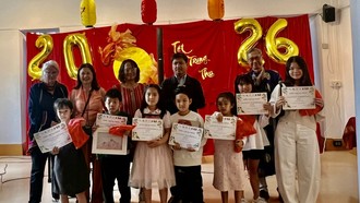 Các em nhỏ tự tay vẽ những bức tranh ngộ nghĩnh.