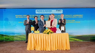 Đại diện Lãnh đạo Nam A Bank và FMO ký kết thỏa thuận.