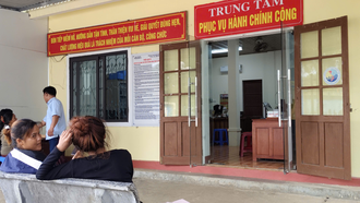 Người dân đến giải quyết thủ tục hành chính tại Trung tâm Phục vụ hành chính công xã Cồn Tiên. (Ảnh: Hoàng Anh)