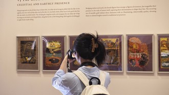 Du khách thưởng lãm tại không gian nghệ thuật