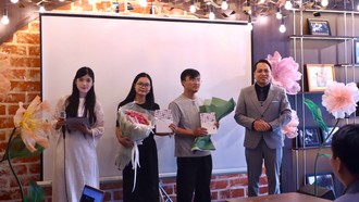 Gửi lời tri ân những người mẹ bằng ngôn ngữ hội họa qua triển lãm “Bầm ơi!” 