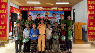 Đội Cảnh sát giao thông đường bộ số 2 phối hợp với Công an xã Kim Ngân tặng mũ bảo hiểm nhằm đảm bảo an toàn cho người dân. (Ảnh: Phòng CSGT CA tỉnh Quảng Trị)