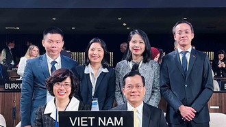 Thứ trưởng Bộ Ngoại giao Hà Kim Ngọc (ngồi đầu tiên từ phải sang), Chủ tịch Ủy ban Quốc gia UNESCO Việt Nam, Trưởng đoàn Việt Nam tham dự Kỳ họp. Ảnh: Bộ Ngoại giao