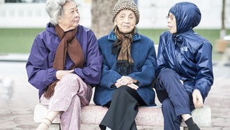 Chủ động chăm sóc sức khỏe người cao tuổi trong thời tiết giá rét