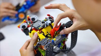 Bộ thiết bị giáo dục thông minh - VRobot sau khi được hoàn thện sẽ giúp học sinh hiểu biết về lập trình, có thể tự sáng tạo riêng cho mình. Ảnh minh họa: Thanh Tùng/TTXVN