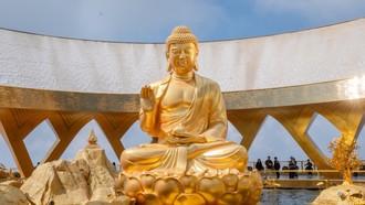 Ngự trên đài sen giữa hồ Ưu đàm, Tôn thượng Đức Câu Na Hàm mang vẻ đẹp từ bi và sự tĩnh lặng.