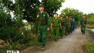Lực lượng chức năng tuần tra, kiểm soát khu vực biên giới thuộc phường Thường Lạc (tỉnh Đồng Tháp). (Ảnh: Nhựt An/TTXVN)