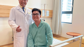 Bác sĩ Ngọc Anh thăm hỏi sức khỏe anh Hòa trước ngày xuất viện. 