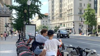 Người dân thủ đô Washington DC sử dụng xe đạp như một phương tiện giao thông thân thiện với môi trường, không phát thải. 